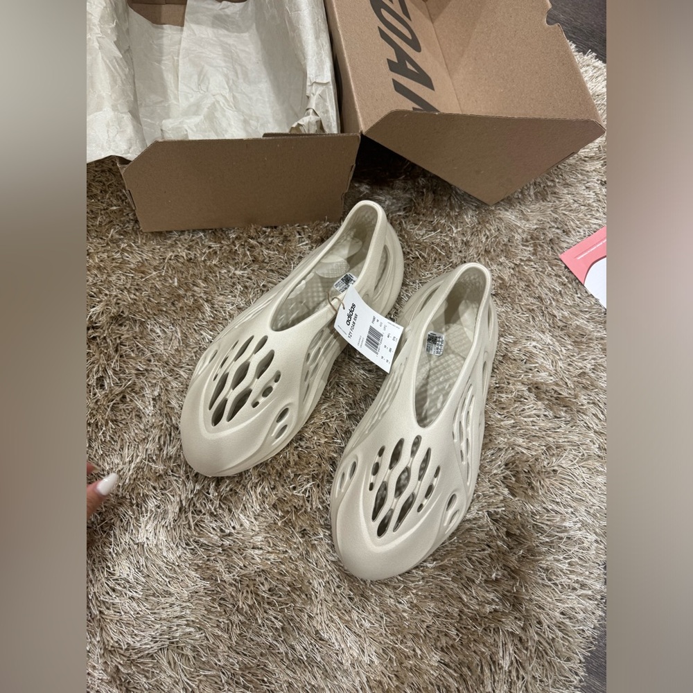 adidas Yeezy Foam RNNR
Sand